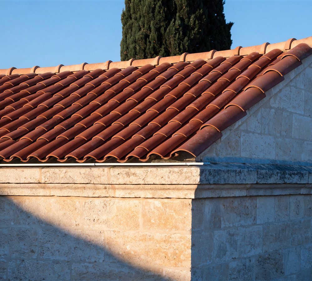Toiture en tuiles rénovée par LJR Rénovation à Nîmes